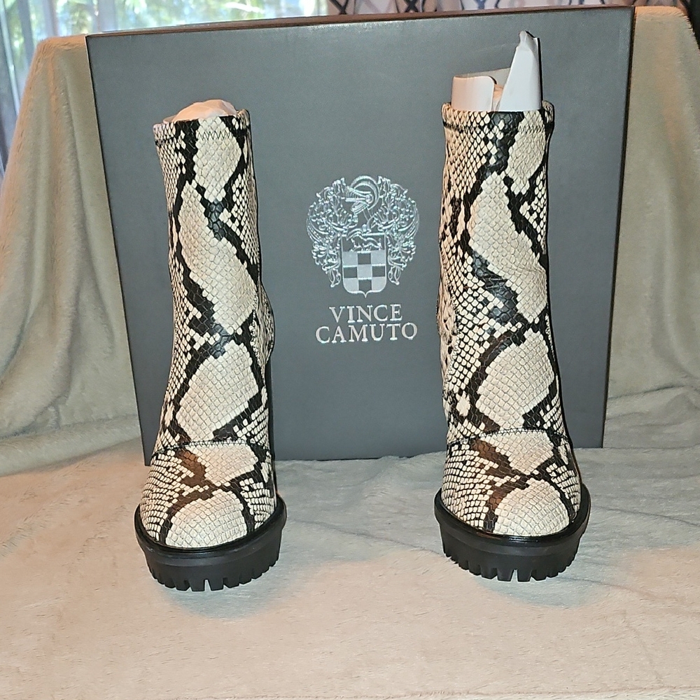 Vince Camuto - VC - Erettie - Black White Stretch P Snake - NIB - 10 M